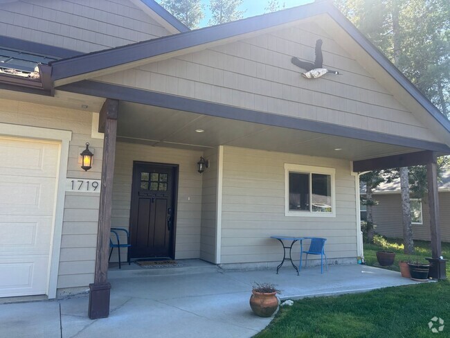 Building Photo - Sandpointe Home