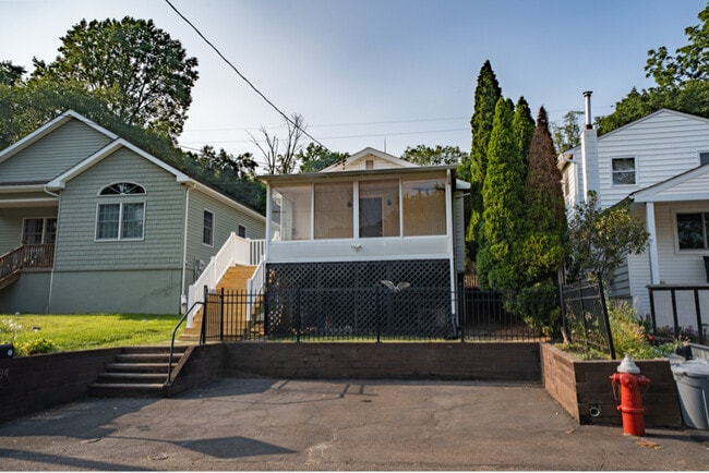 Building Photo - 884 Parker St Rental