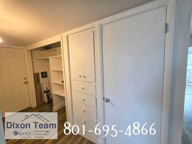 Photo - 2327 Chateau Dr