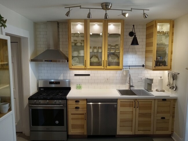 5-burner gas stove with vent hood, lights in glass cabinets, dishwasher, deep sink, quartz counter - 1448 Lincoln Ave