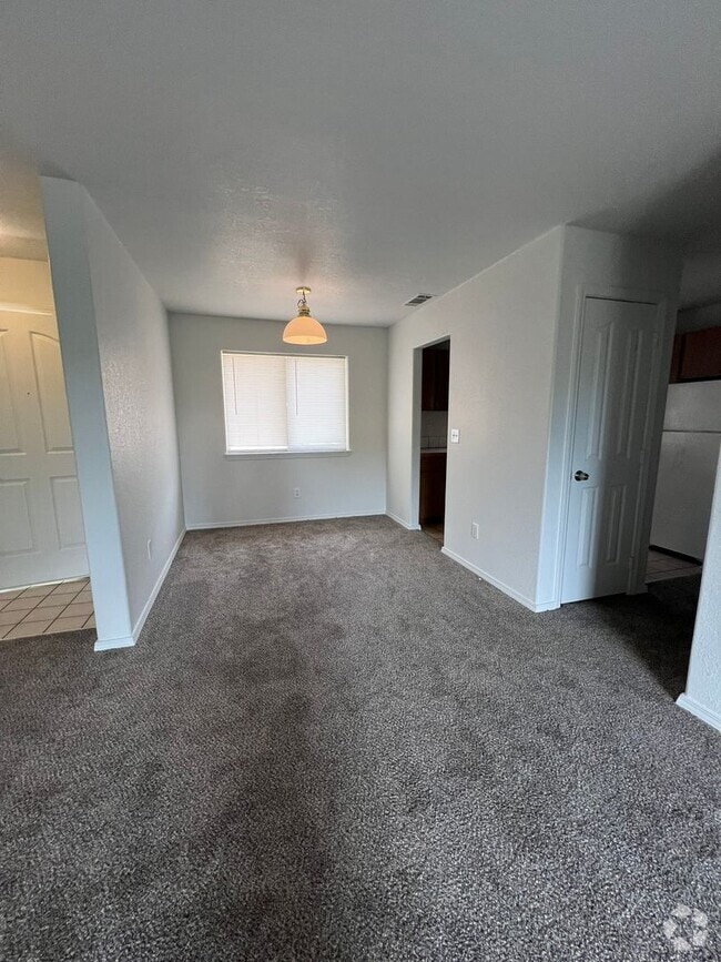 Building Photo - 2 Bedroom, 1 Bath Townhouse - Newly Renovated