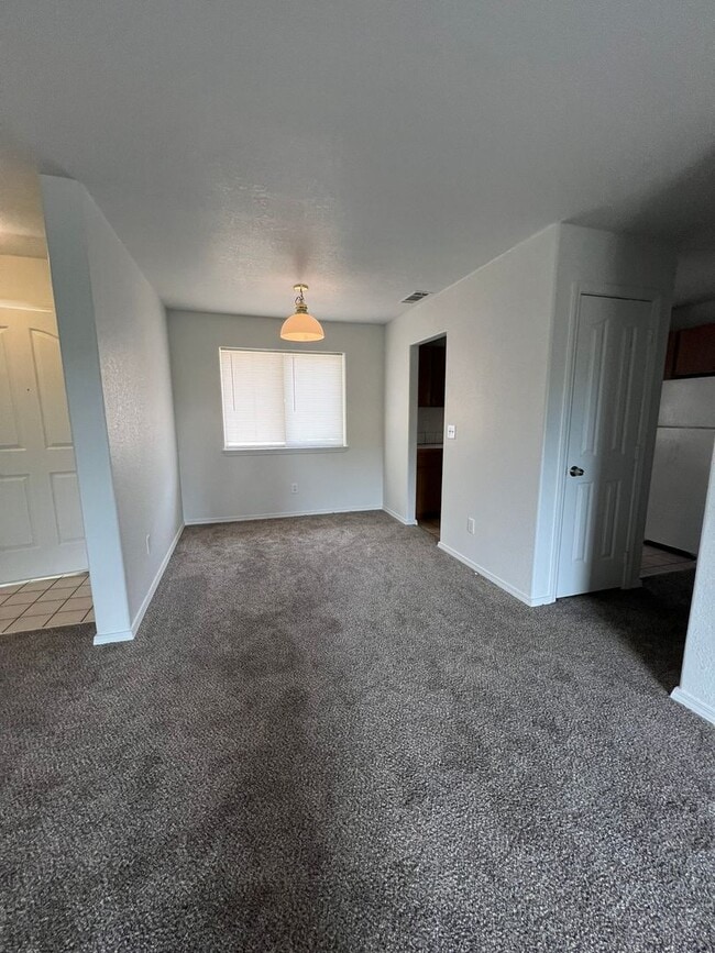 2 Bedroom, 1 Bath Townhouse - Newly Renovated - 2 Bedroom, 1 Bath Townhouse - Newly Renovated
