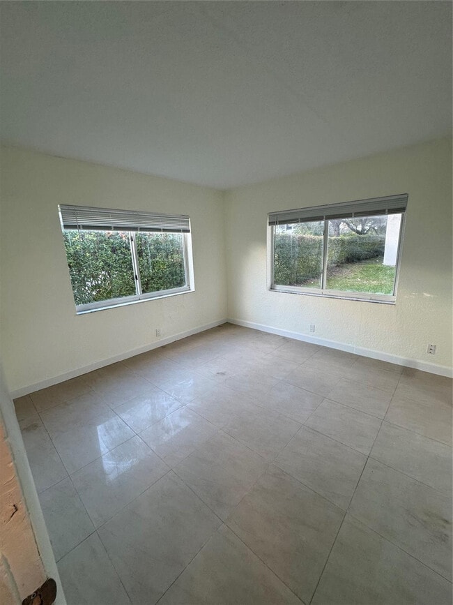 Building Photo - 151 SE 6th Ave Unit 8