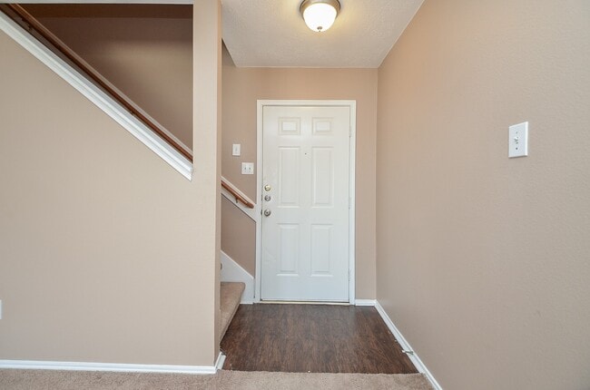 Building Photo - 17327 Davenway Dr