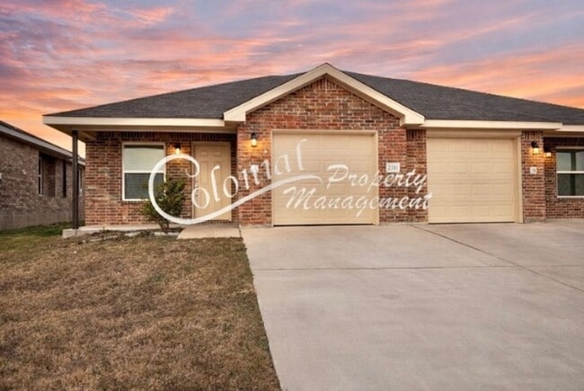 Building Photo - AVAILABLE NOW!!