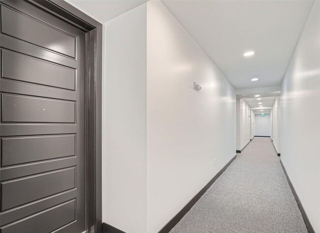 Photo - $0 DEPOSIT OPTION. ONE BED ONE BATH TOP FLOOR CONDO WITH MOUNTAIN VIEWS!!! Unit 402