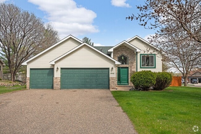 Building Photo - Spacious Home, 6bd, 3ba, 2 levels, 2 kitch...