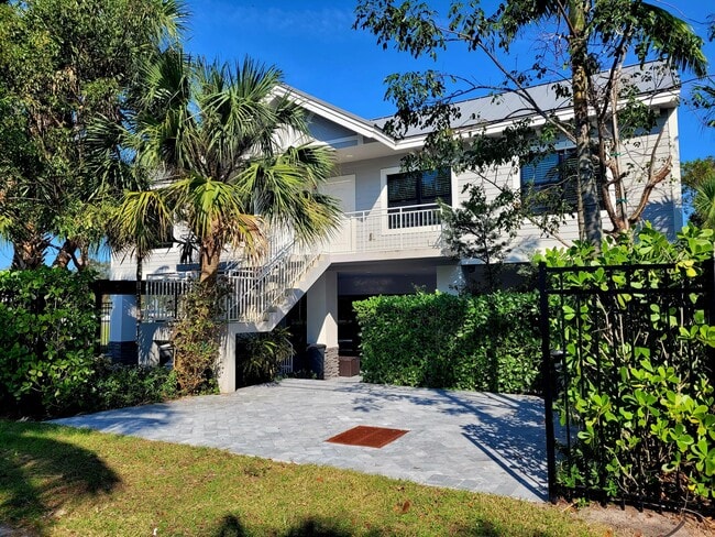 Building Photo - 11810 SE Dixie Hwy Unit Apt 1