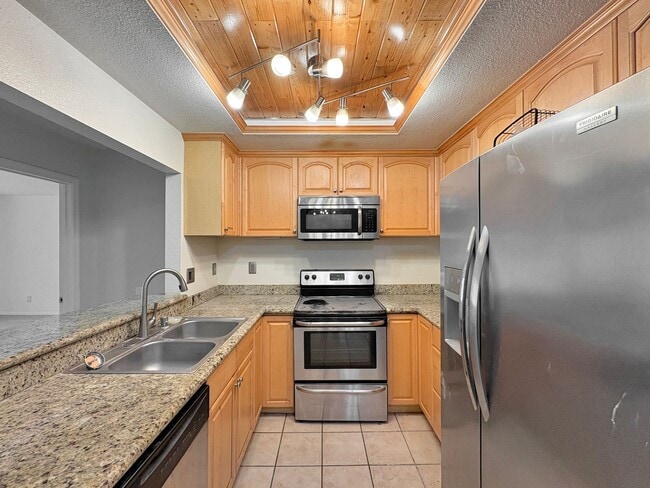 Building Photo - SD: Comfortable 2BD/2BA Condo in Golden Hill with A/C, Reserved Parking & In-Unit Laundry Unit 50