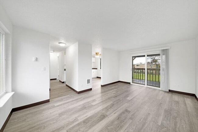 Building Photo - 2 bedroom 1 bath in Milwaukie!! Rental