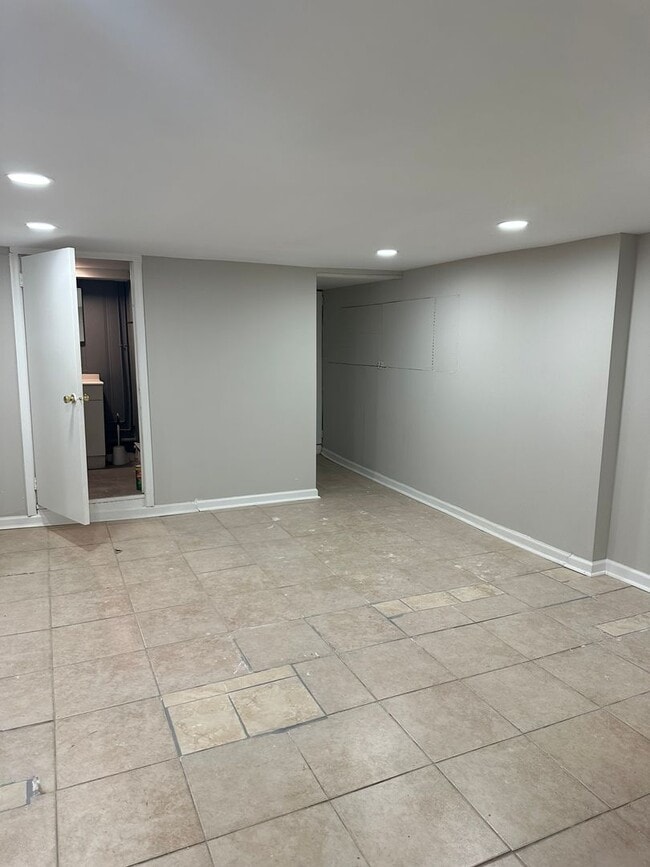 Building Photo - 5 S Wickham Rd Unit Apt. B