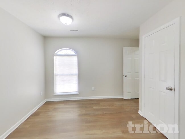 Photo - 1833 Murdoch Dr
