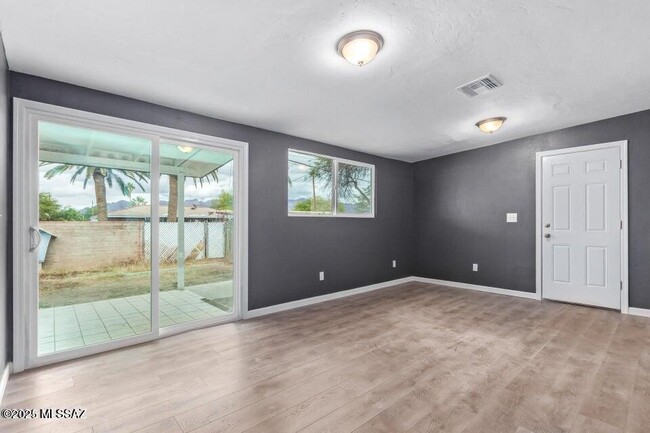 Photo - 843 E Alturas St
