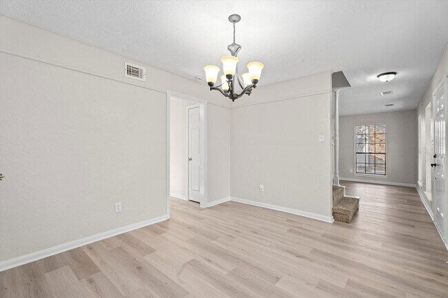 Photo - 16015 Southampton Dr