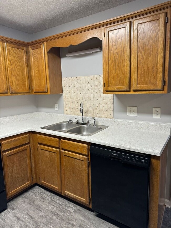 Photo - Minutes from Post, shopping, and local parks. 3 bed/2 bth, 1200 sq.ft, fenced backyard!