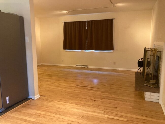 Photo - Huge 5BR, large yard, fireplace, big rooms! (Bellaire)