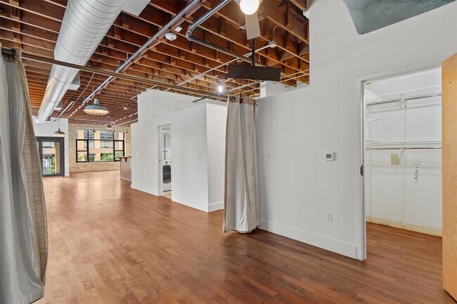 Photo - 411 Brazos St Unit 224