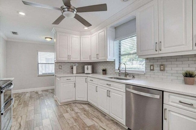 Photo - 115 NE 18th St