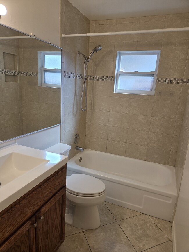 Full Bath - 2541 Waldemere St