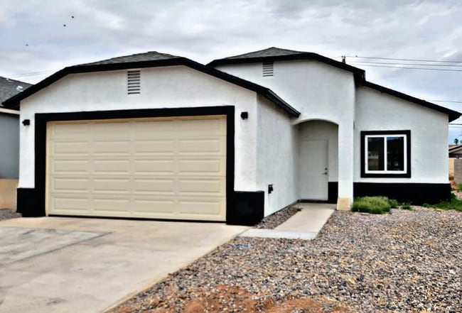 Photo - 1112 E 4th St