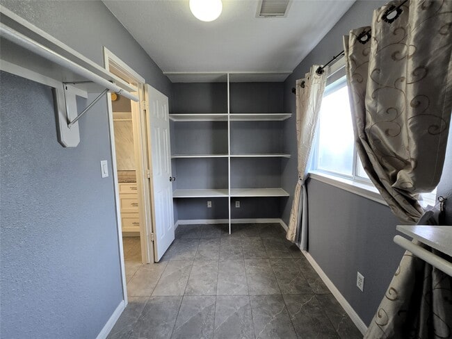 Photo - 4911 Russett Ln