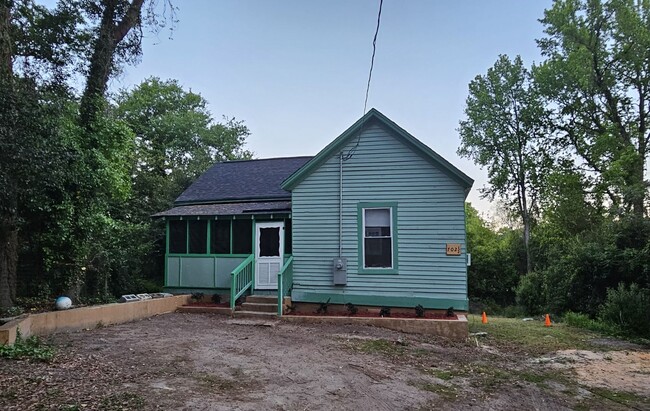 Building Photo - 702 Violet St Unit 702 1/2 Violet