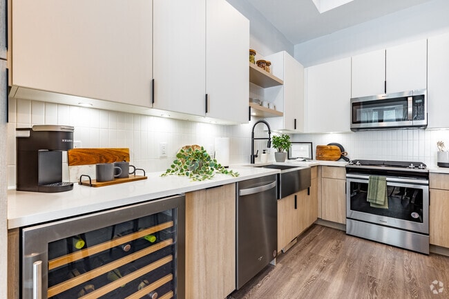 1 BR, 1 BA - 775SF