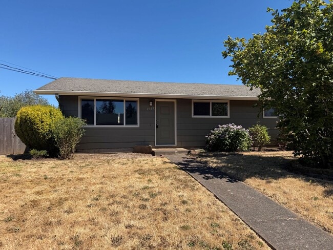 Building Photo - 3-bedroom, 1 bath duplex with garage!