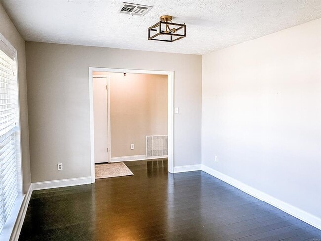 Photo - 122 Livingston Cir