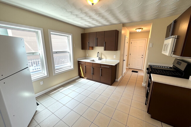 Building Photo - 1096 N Shore Rd Unit 1