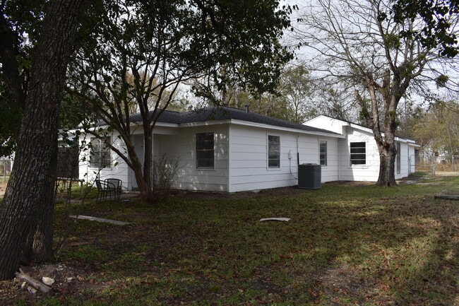 Building Photo - 108 E Kirby Ave