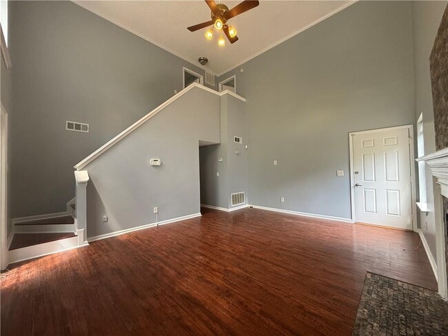 Photo - 1024 Wiltshire Way NW