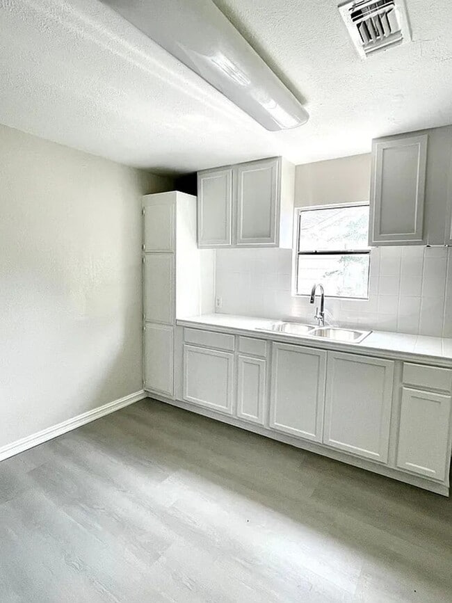 Photo - 1850 Hebert St