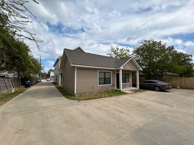 Photo - 700 Highlands St