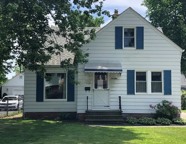 Building Photo - Single Family Home 3 beds 2 bath Available Now!