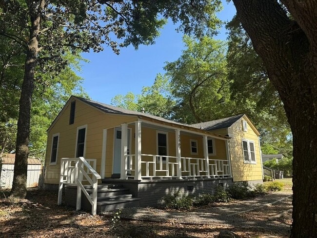 Building Photo - 2667 Olympia Ave