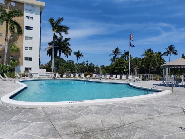 Pool overlooking the peaceful Middle River - 3050 NE 16th Ave Unit 106