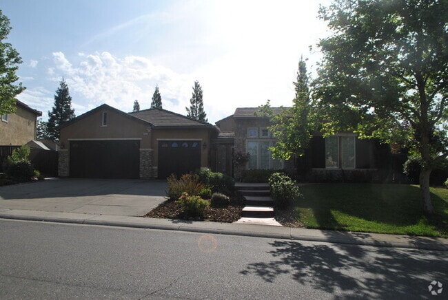 Building Photo - Gorgeous 4 Bedroom Home in the Stonebriar ...