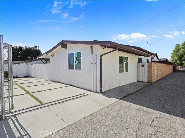 Photo - 15803 Chatsworth St