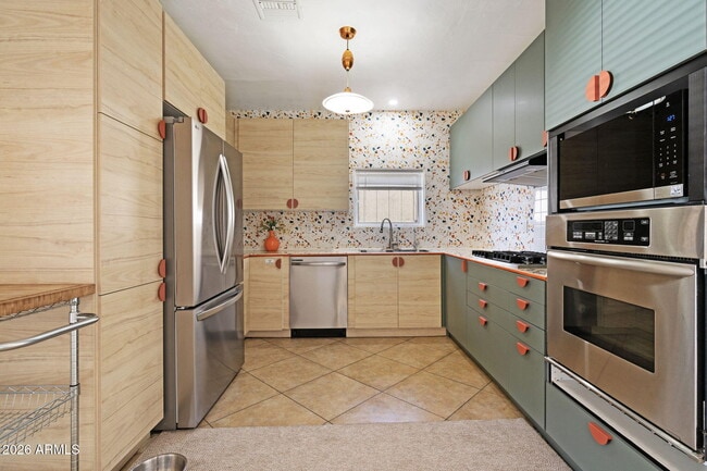 Photo - 930 E Whitton Ave