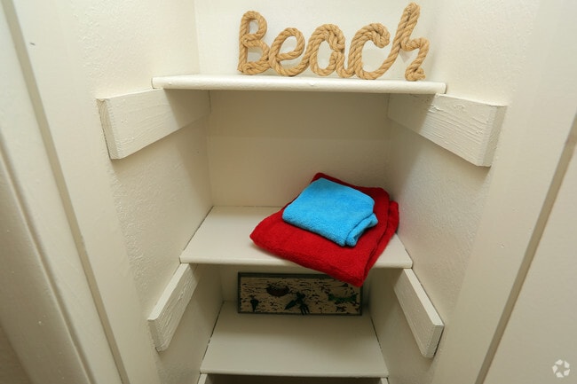 710SF-1BR-Linen Closet