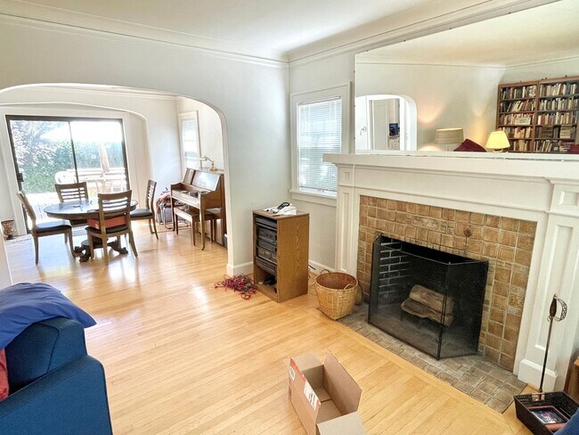 Photo - Grant Park 3-Story with Hardwoods, Huge De...