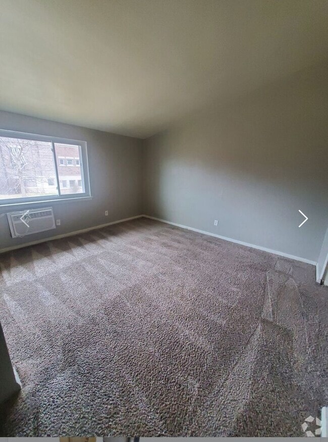 Building Photo - 2448 W Kilbourn Ave Unit #12 Rental