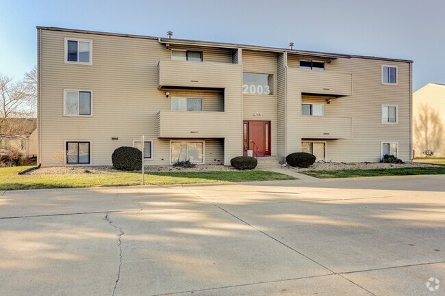 Building Photo - UPDATED 2 BEDROOM CONDO- Available August ...