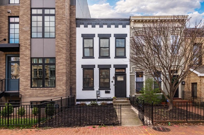 Photo - 446 R St NW Townhome