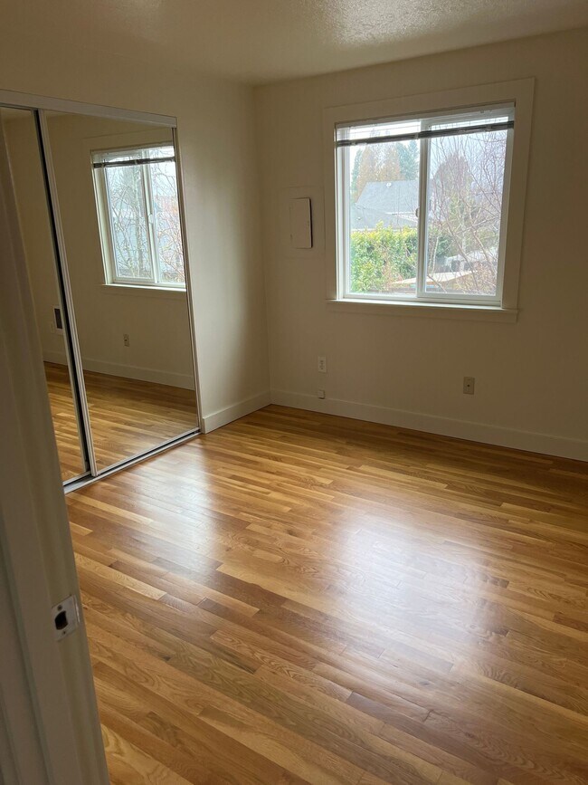 Photo - Ainsworth Court Hardwoods Parking Pets Unidad 5