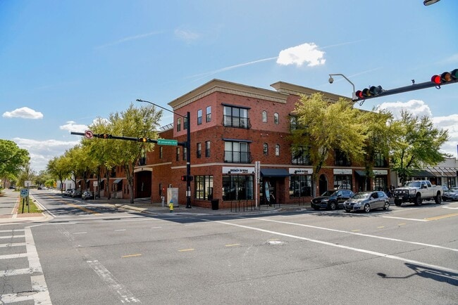 Building Photo - Stylish 2/1 condo in downtown Gainesville w/ parking and laundry