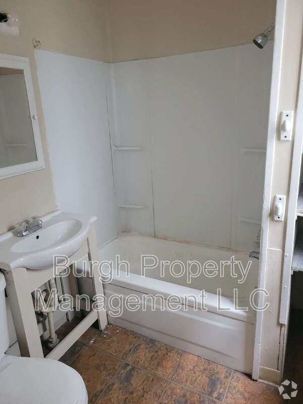 Building Photo - 996 Jefferson Ave Unit #15 Rental