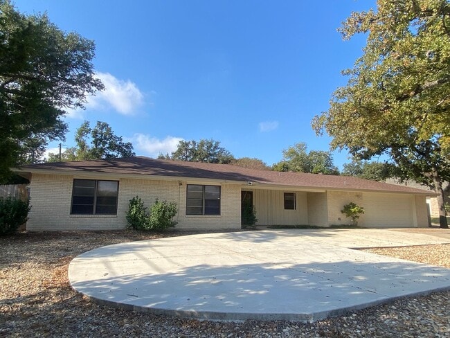 Building Photo - 3 BEDROOM, NEAR BELTON HIGH SCHOOL