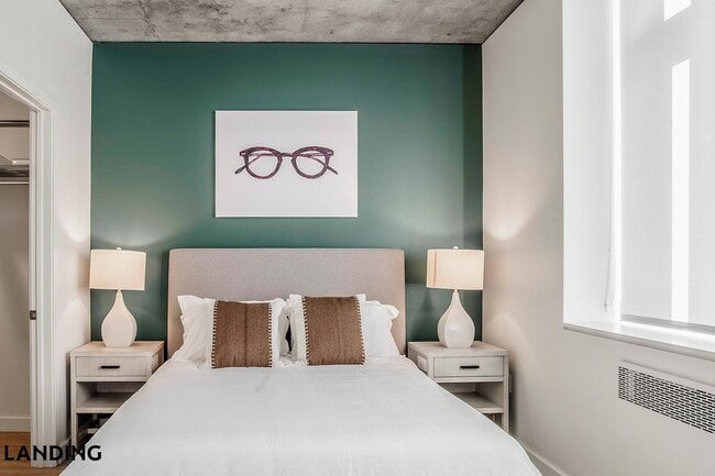 Building Photo - 513 S Damen Ave